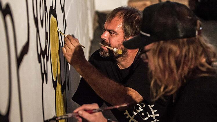 Alex Reuther beim Live-Painting-Evenent in der Alten Pakethalle.Foto: Jochen Berger