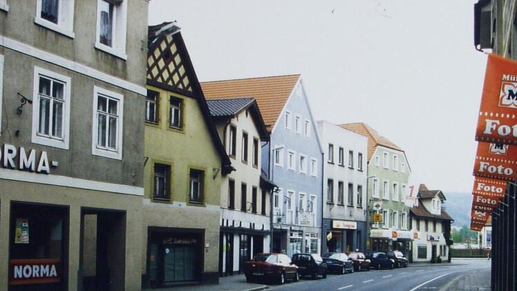 Der Raumausstatter Symalla bildet das Ende der Einkaufsstraße. Foto: Stadtarchiv