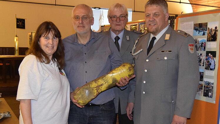 Fast unversehrt wurde diese Sauerstoffflasche eines amerikanischen Jagdpiloten von Uwe Benkel (Mitte) geborgen. Mit im Bild sind Daniela Schmidt, die den Kontakt zu Benkel hergestellt hatte, sowie Rudolf Mager von der Reservistenkameradschaft Ebensfeld. Foto: Andreas Welz