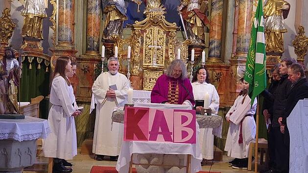 Pater Helmut Hagen zelebriert den Fest-Gottesdienst in der PfarrkirchePosseck. Foto: Heike Sch&uuml;lein