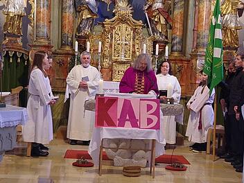 Pater Helmut Hagen zelebriert den Fest-Gottesdienst in der PfarrkirchePosseck. Foto: Heike Schülein