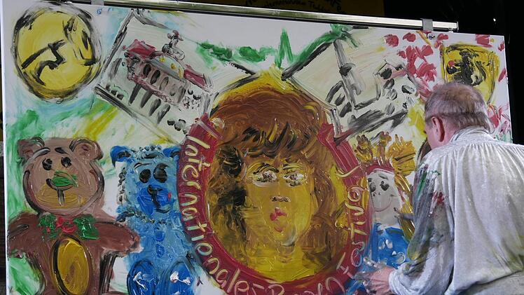 Das Action Hand Painting von Künstler  Jo Herz war die Show! In seiner faszinierenden Performance flogen seine Hände im Takt musikalischer Rhythmen schwungvoll in die bunten Mal-Töpfchen, gleich auf die Leinwand und zurück. Das Meister-Kunstwerk des  international bekannten  Schnellzeichners Herz wird einen Ehrenplatz erhalten. Foto: Manja von Nida