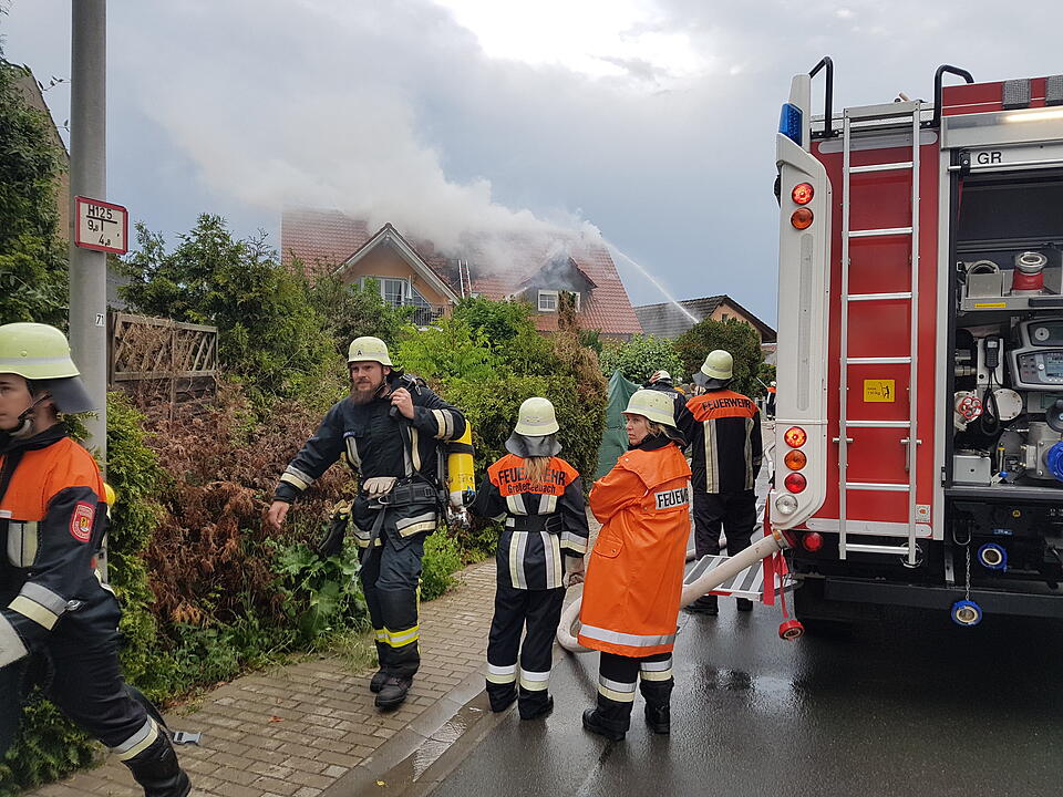 Blitzeinschlag: Dachstuhl im Kreis Erlangen-Höchstadt geht in Flammen auf