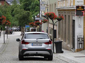 Die Geschwindigkeitsmessanlage an der Alten Post erfasst Autos - und auch Menschen, wie Stadtrat Hartmut Bös zu berichten weiß. Foto: Ulrike Müller