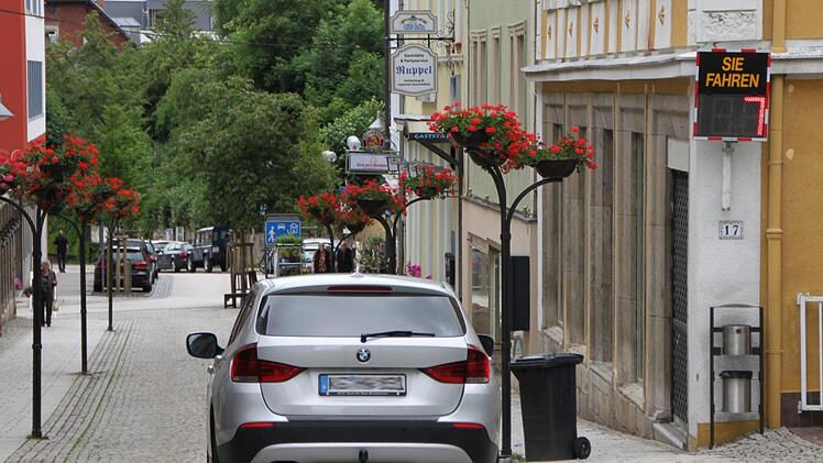Die Geschwindigkeitsmessanlage an der Alten Post erfasst Autos - und auch Menschen, wie Stadtrat Hartmut Bös zu berichten weiß. Foto: Ulrike Müller