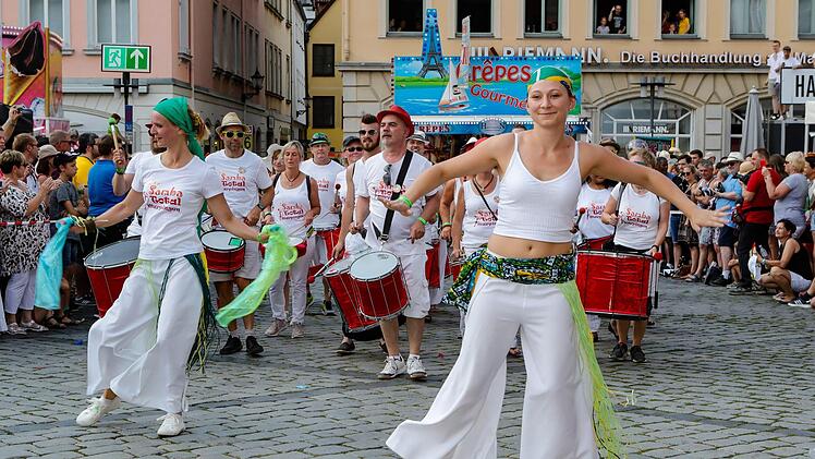 Impressionen vom Samba-Umzug am Sonntanachmittag.Foto: Matthias Hoch
