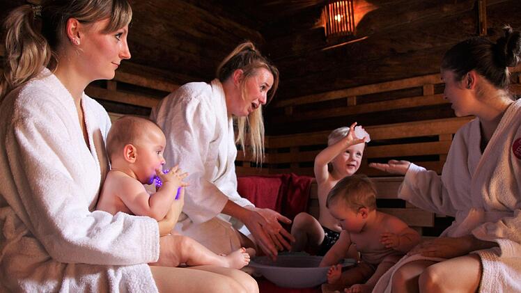 Kuschelatmosphäre in der Forchheimer Eventsauna: Während der zweijährige Pepe den Eisbrunnen räubert, genießen Kathrin mit ihrem Sohn Henry, Nadine Hemme (Babysauna-Fachfrau), Katharina und Mia die wohltuende Wärme.