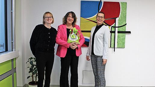 Bei der Spendenübergabe (v. l.): Julia Ismiroglou (Kinderschutzbund), Susanne Schmidt (Rektorin EGF) und Diana Könitzer (Geschäftsführung Kinderschutzbund) als Spendenbeauftragte der Kreisarbeitsgemeinschaft