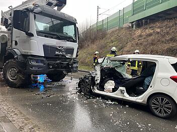Kreis Würzburg: Verkehrschaos nach Frontal-Crash von Auto und Lkw - Mann (44) schwer verletzt