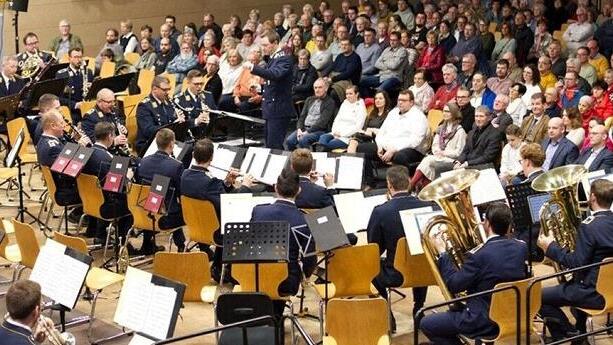 Das Luftwaffenmusikkorps beim Konzert im Jahr 2024 in der vollen Mehrzweckhalle in M&uuml;nnerstadt.