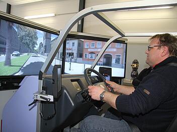 Daniel Kohl im Übungsauto. "Oje, das ist komisch. Man muss sich erst daran gewöhnen", sagt der Feuerwehrmann aus Lanzendorf. Fotos: Sonja Adam