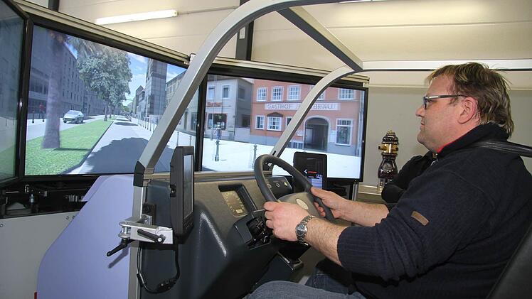 Daniel Kohl im Übungsauto. "Oje, das ist komisch. Man muss sich erst daran gewöhnen", sagt der Feuerwehrmann aus Lanzendorf. Fotos: Sonja Adam