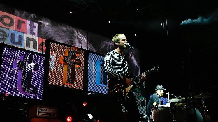 Sportfreunde Stiller feiern mit 9500 Fans auf dem Coburger Schlossplatz. Foto: Matthias Hoch