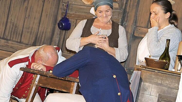 Die Sennerin Babette Hufnagl (links, Barbara Kutzer) und Tochter Elisabeth (rechts, Claudia Loy) haben die beiden "Besatzer" Fritz Schindler (links, Hanno Sollacher) und Benedikt Kreuzpaintner (rechts, Andreas Kern) mit Schnaps außer Gefecht gesetzt.  Foto: Gerda Völk