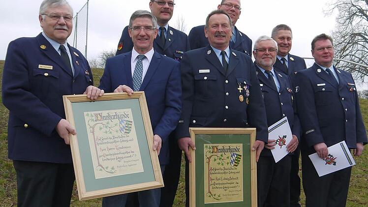 Ehrungen und personelle Veränderungen gab es in Scherneck bei der Tagung der Feuerwehrführung im Landkreis Coburg. Von links: Harro Trautman, Michael Busch, Christian Boßecker, Karl-Ludwig Schmidt, Johannes Kempinski, Rüdiger Florschütz, Manfred Lorenz und Peter Schneider. Foto: Berthold Köhler
