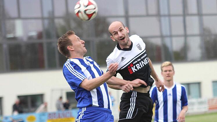 Kopfballduell zwischen Sands Florian Gundelheimer und seinem Leinacher Gegenspieler. Foto: Ralf Naumann