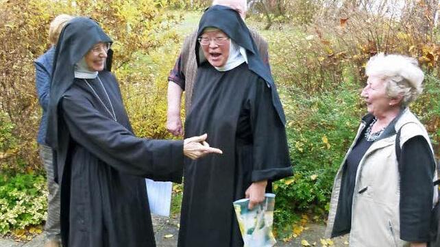 Äbtissin Mechthild Thürmer und ihre Mitschwestern laden am Freitag zum Projekttag Kräutergarten in der Abtei Maria Frieden ein.  Foto: Marion Krüger-Hundrup