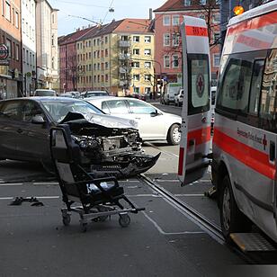 Krankenwagen verunglückt bei Einsatzfahrt in Nürnberg
