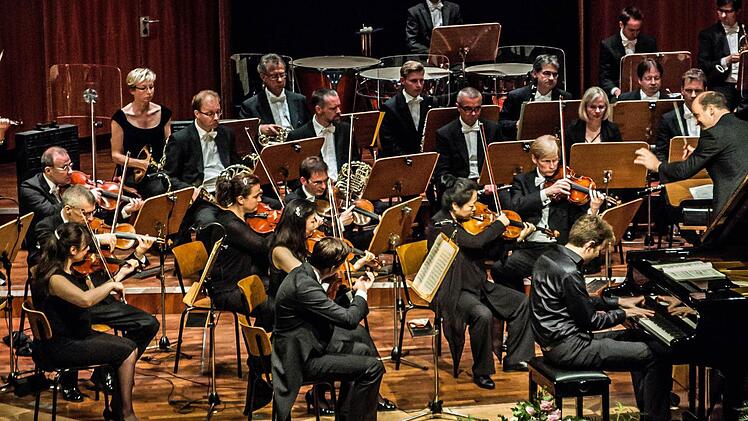 Der Pianist Benjamin Moser war im Kongresshaus der gefeierte Solist beim Sinfoniekonzert des Landestheaters unter Leitung von Roland Kluttig. Foto: Jochen Berger