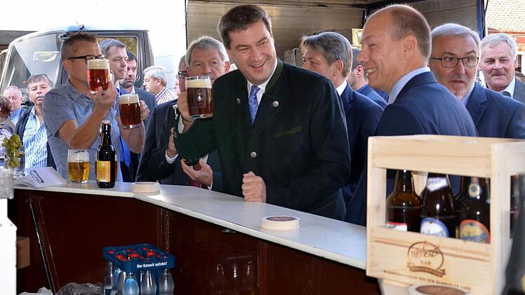 Minister Markus Söder (mit Seidla) kostete ein dunkles Bier mit Landrat Johann Kalb (l.) und Bürgermeister Michael Karmann. Foto: Andrea Spörlein