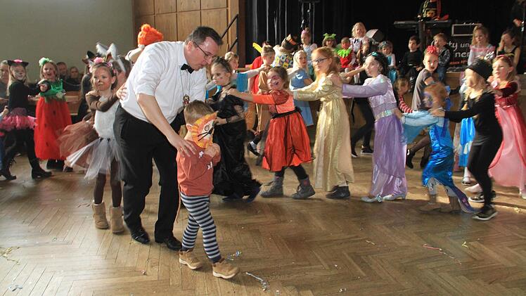 Ein bunter, lustiger Gaudiwurm schlängelte sich durch die Moll-Halle.