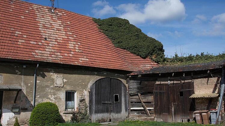Das Dach im nördlichen Teil eines unter Denkmal stehenden Wohnhauses im Viehhof in Obertheres (im Bild) weist Schäden auf und muss saniert werden. Die Nutzung des Gebäudeteils muss verboten werden. Fotos: ULrike Langer