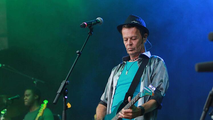 Impressionen vom Tambacher Sommer: Rund 1500 begeisterte Fans im ausverkauften Tambacher Schloss erlebten den Auftritt der Ersten Allgemeinen Verunsicherung. Foto: Jochen Berger
