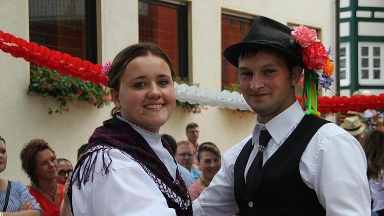 Burschen und Mädel bei der Kirchweih. Foto: Veronika Schadeck