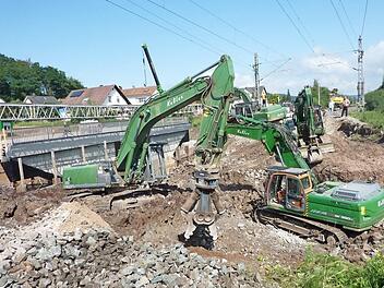 Die neue Brückenkonstruktion (im Hintergrund) wird in Kürze in die "Lücke" geschoben. Gut sichtbar ist die Kabelhilfsbrücke (links hinten).  Foto: Gerd Fleischmann