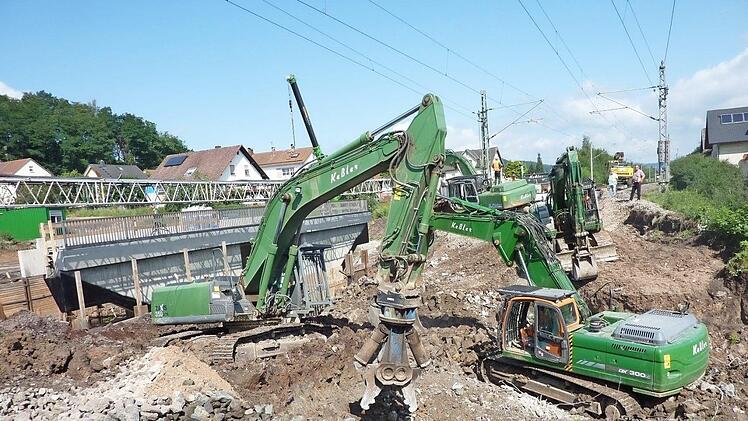 Die neue Brückenkonstruktion (im Hintergrund) wird in Kürze in die "Lücke" geschoben. Gut sichtbar ist die Kabelhilfsbrücke (links hinten).  Foto: Gerd Fleischmann