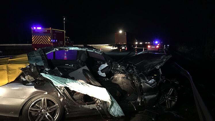 Total zerstört wurde der Pkw beim Unfall auf der A 7.Foto: Ralf Ruppert