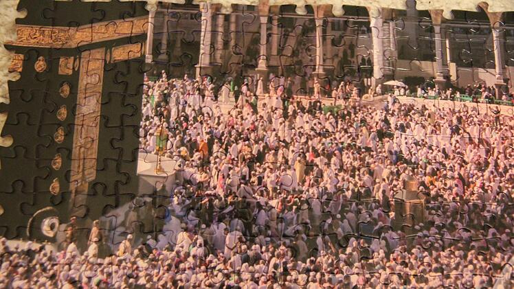 Ganz schön kniffelig: Eine Menschenmenge mit lauter Köpfen, fast jedes Teil gleicht dem anderen.  Foto: Mathias Erlwein