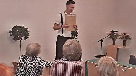 Zauberkünstler Pascal Thieme verblüffte mit seinen Zaubertricks in der Bürgerwerkstatt die Besucher zum zehnjährigen Bestehen.