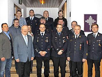 Martin Deckelmann (3. v.l.) und Sven Hänel (4. v.l.) wurden mit dem Ehrenzeichen in Silber ausgezeichnet. Mit im Bild (vorne v.l.) Bgm. Michael Pöhnlein, Landratsstellvertreter Bernd Steger, KBR Joachim Ranzenberger und Vorsitzender Michael Wachter. Dahinter Führungskräfte und die mit Ärmelstreifen ausgezeichneten Mitglieder  Foto: Michael Wunder