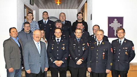 Martin Deckelmann (3. v.l.) und Sven Hänel (4. v.l.) wurden mit dem Ehrenzeichen in Silber ausgezeichnet. Mit im Bild (vorne v.l.) Bgm. Michael Pöhnlein, Landratsstellvertreter Bernd Steger, KBR Joachim Ranzenberger und Vorsitzender Michael Wachter. Dahinter Führungskräfte und die mit Ärmelstreifen ausgezeichneten Mitglieder  Foto: Michael Wunder