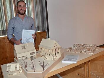 Feim Aliu präsentierte im Mehrzweckhaus Weißenbrunn seine Masterarbeit und Modelle zur Revitalisierung des Paradiesplatzes unter Einbezug des ehemaligen Pfarrhauses und des Brauer- und Büttnermuseums. K.- H. Hofmann