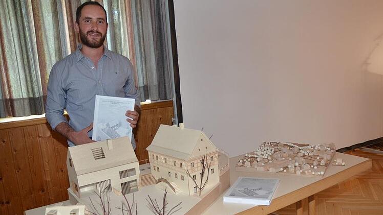 Feim Aliu präsentierte im Mehrzweckhaus Weißenbrunn seine Masterarbeit und Modelle zur Revitalisierung des Paradiesplatzes unter Einbezug des ehemaligen Pfarrhauses und des Brauer- und Büttnermuseums. K.- H. Hofmann
