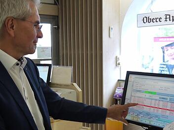 Die Farbe Rot hat in diesen Tagen auf den Bildschirmen vieler Apotheken die Überhand. Auch im Landkreis Kulmbach kommt es zu Lieferengpässen bei Medikamenten - betroffen seien zwischen 150 und 200 Artikel, so Apotheker Hans-Peter Hubmann. Foto: Rebecca Vogt