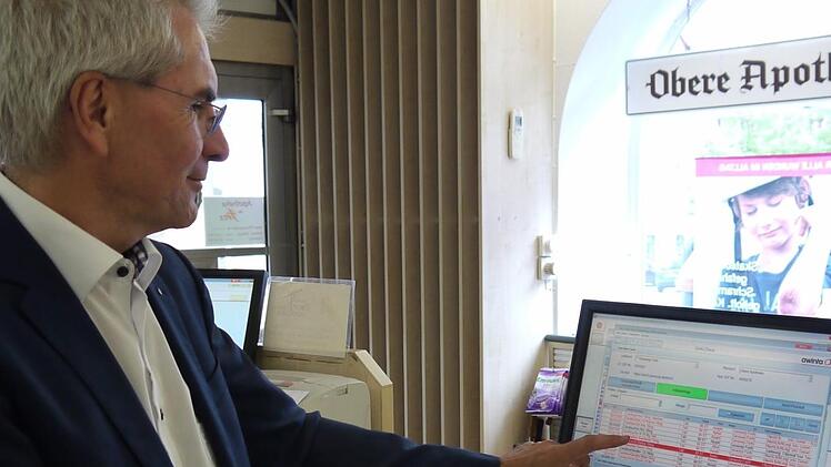 Die Farbe Rot hat in diesen Tagen auf den Bildschirmen vieler Apotheken die Überhand. Auch im Landkreis Kulmbach kommt es zu Lieferengpässen bei Medikamenten - betroffen seien zwischen 150 und 200 Artikel, so Apotheker Hans-Peter Hubmann. Foto: Rebecca Vogt