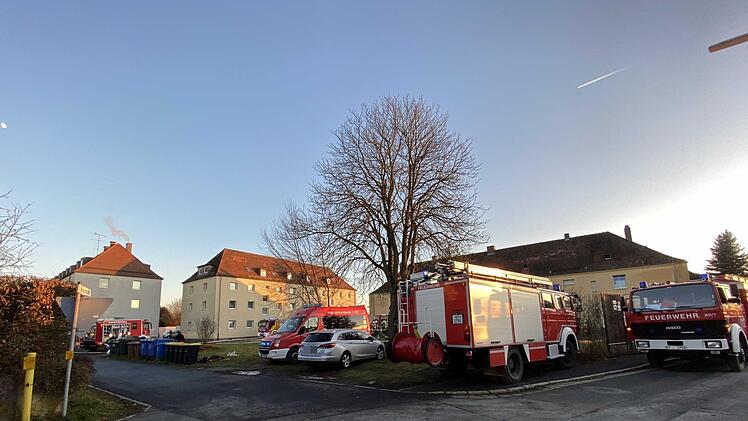 Nach einem tödlichen Brand in einem Mehrfamilienhaus in Oberfranken scheint nun geklärt, wie das Feuer ausbrechen konnte. Foto: NEWS5 / Holzheimer