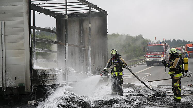 Lastwagenanhänger auf Autobahn in Vollbrand geraten