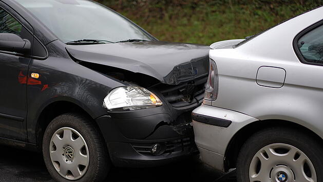 Die 42-J&auml;hrige wurde ohnm&auml;chtig und krachte mit Wucht auf den Pkw des 76-J&auml;hrigen. (Symbolbild)
