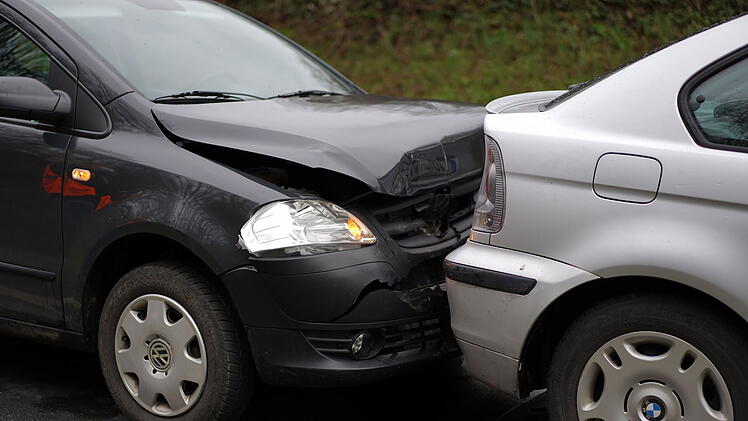 Die 42-J&auml;hrige wurde ohnm&auml;chtig und krachte mit Wucht auf den Pkw des 76-J&auml;hrigen. (Symbolbild)