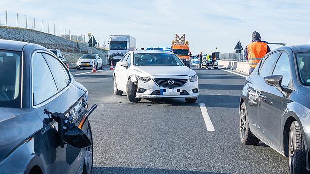 Unfall auf der A3: Fünf Autos kollidieren, eine Person verletzt