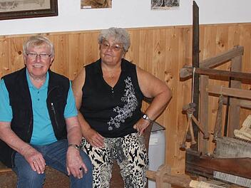 Zwischen Erinnerungen aus alter Zeit sitzen Irmgard Prucha und Lothar Selig. Die Werberger Stube wurde 1987 eröffnet. Fotos: Ulrike Müller