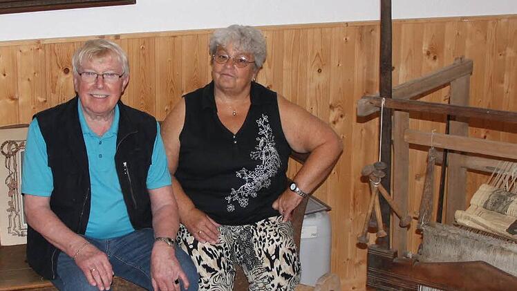 Zwischen Erinnerungen aus alter Zeit sitzen Irmgard Prucha und Lothar Selig. Die Werberger Stube wurde 1987 eröffnet. Fotos: Ulrike Müller