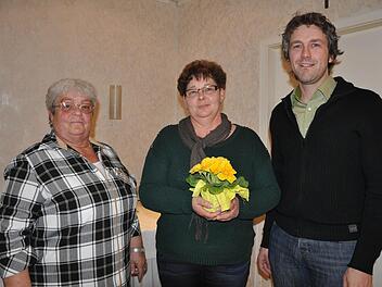 Mechthild Möller (Mitte), wurde vom Bezirksverband für Gartenbau- und Landespflege mit der Silbernen Ehrennadel für 25-jährige Mitgliedschaft geehrt. Ihr gratulieren die Vorsitzende Irmgard Pruch und Bürgermeister Jochen Vogel. Es fehlen: Renate Fröhlich und Ursula Hübner, die die gleiche Auszeichnung erhalten sollen. Foto: Petra Heurich