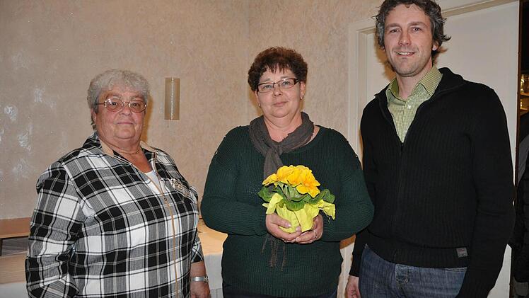 Mechthild Möller (Mitte), wurde vom Bezirksverband für Gartenbau- und Landespflege mit der Silbernen Ehrennadel für 25-jährige Mitgliedschaft geehrt. Ihr gratulieren die Vorsitzende Irmgard Pruch und Bürgermeister Jochen Vogel. Es fehlen: Renate Fröhlich und Ursula Hübner, die die gleiche Auszeichnung erhalten sollen. Foto: Petra Heurich