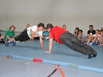 Alexander Leipold (rechts) brachte die Steigerwaldschüler auf Trab. Foto: privat