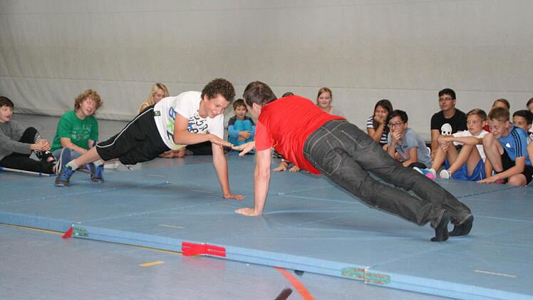 Alexander Leipold (rechts) brachte die Steigerwaldschüler auf Trab. Foto: privat
